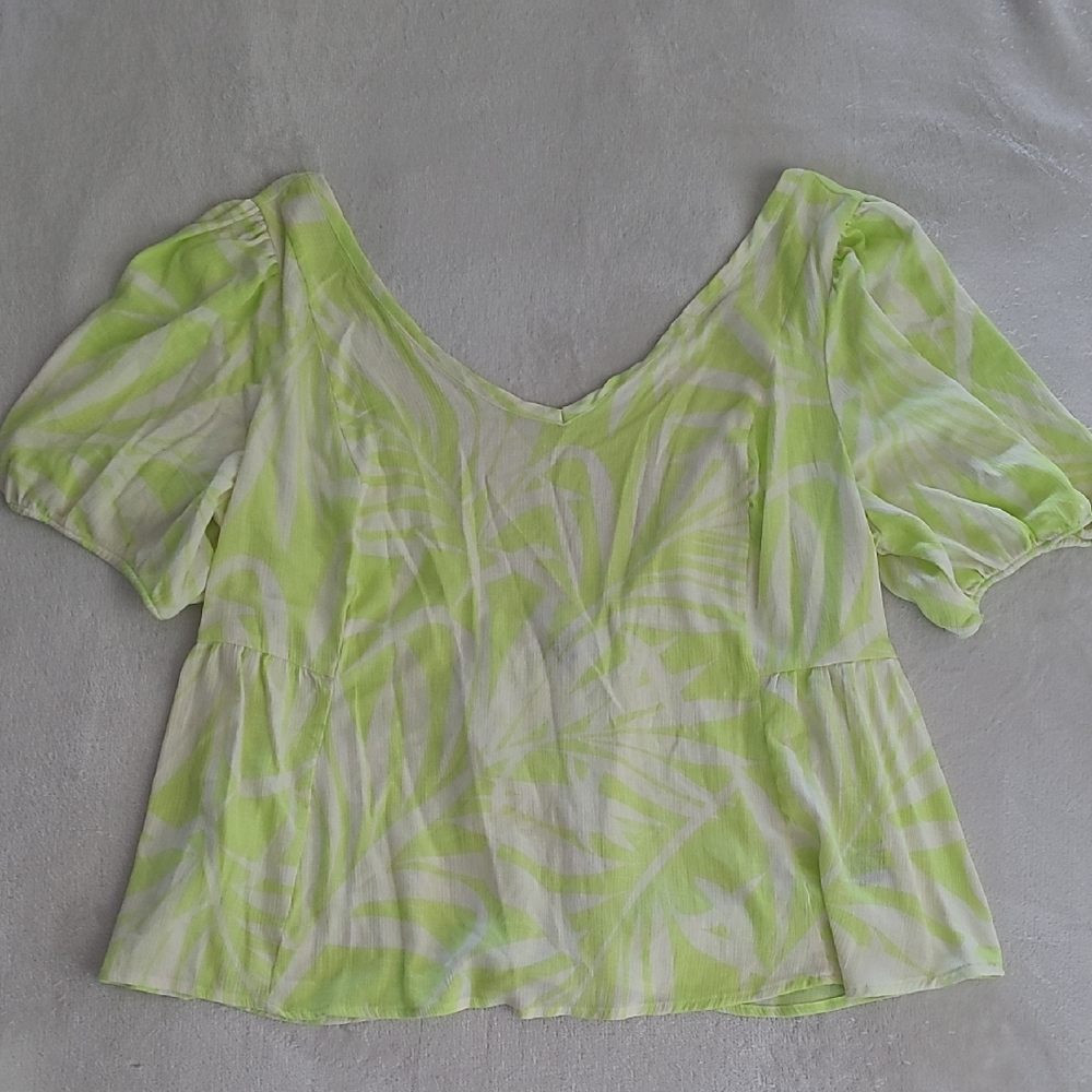 Torrid Boho Puff Sleeve Tie Back Blouse Green White Leaf Print V Neck Size 2